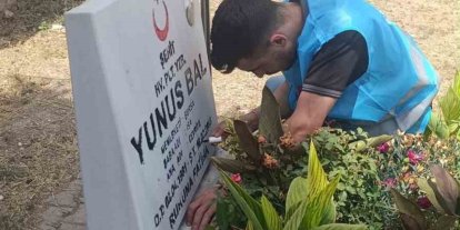 Bursalı gençler şehitliği temizlediler
