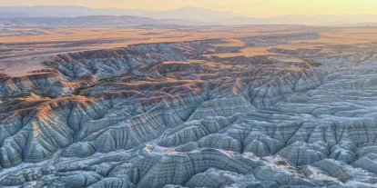 Doğanın sanat eseri Gökkuşağı Tepelerinde gün batımı masalı