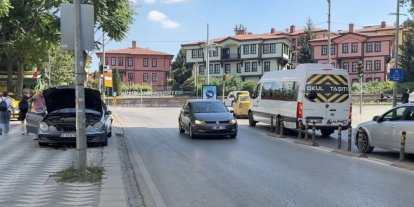 Araçtan caddeye akan motor yağı diğer sürücülere zor anlar yaşattı
