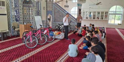 Yumurtalık’da Kur’an kursunu tamamlayan öğrencilere hediye