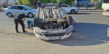 Bingöl’de çarpışan araçlardan biri ters döndü:  3 yaralı