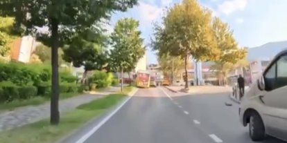 Seyir halindeki halk otobüsü direğe çarptı: O anlar kamerada