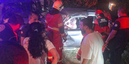 Kazada araç içinde sıkışan vatandaşı itfaiye ekipleri kurtardı
