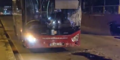 Bandırma’da ters yöndeki otobüs motosikletle çarpıştı: 17 yaşındaki sürücü yaralandı
