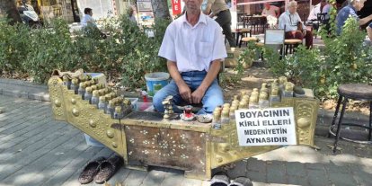 Seyyar ayakkabı boyacısının astığı yazı çevrede dikkat çekiyor