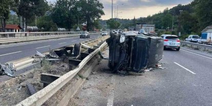 Bilecik’te otomobil bariyerlere çarptı: 3 yaralı