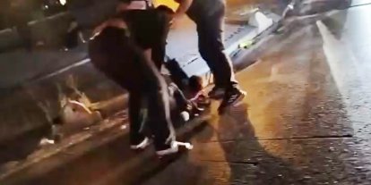 Esenyurt’ta 2 kişinin saldırısına uğrayan genç dakikalarca yol ortasında darp edildi
