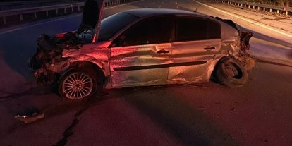 Kırklareli’de bariyerlere çarpan otomobil hurdaya döndü