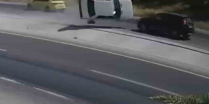 Yola fırlayan parçadan kurtulmak isterken karşı şeride uçarak 2 otomobille çarpıştı: 2 ölü
