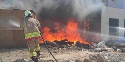 Antakya’da inşaat malzemeleri ve kulübe alevlere teslim oldu