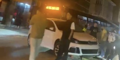 Sürücüsünün kontrolünden çıkan otomobil mantar duba üzerinde askıda kaldı