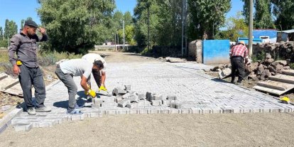 Akyaka’da köy yollarının kilit parke taş yapımı sürüyor