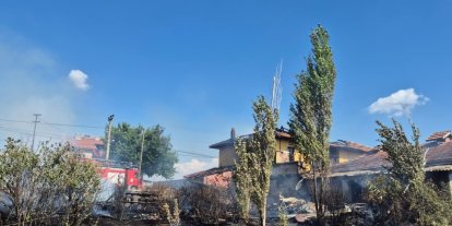Uşak’ta çıkan ev yangında ev kullanılmaz hale geldi