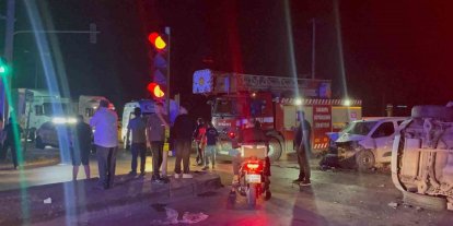 Hafif ticari araçla çarpışan SUV yan yattı: 1’i ağır, 1’i bebek, toplam 7 yaralı