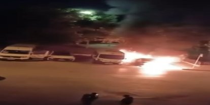 Küçükçekmece’de iki araç alevlere teslim oldu