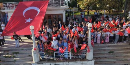 TCG Anadolu ve TCG Heybeliada Yalova’da vatandaşları selamladı