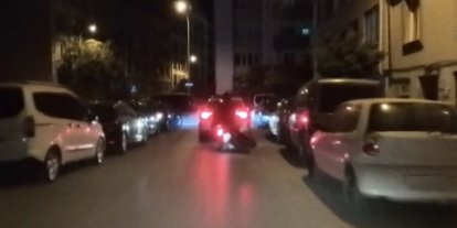Önündeki otomobil fren yapınca yalpalayan motosikletteki iki kişi böyle yere düştü