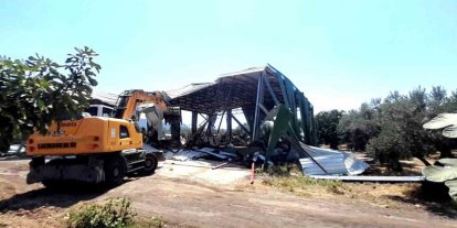 Bursa’da zeytinliğe yapılan kaçak depo böyle yıkıldı