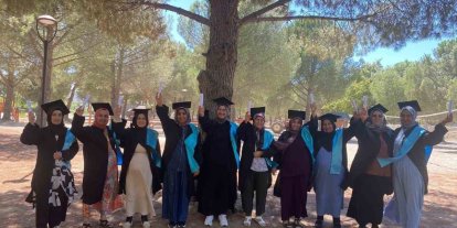 Balıkesir’de okuma yazma kursunu bitiren kadınlar kep attı