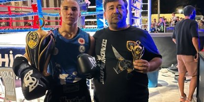 Manisalı Ömer, binlerce kişinin önünde şampiyonluk kupasını kaldırdı