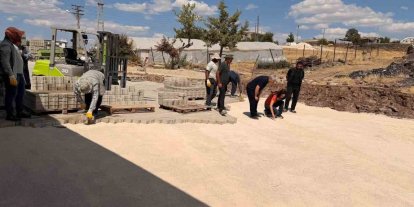 Çermik’te mahalle yollarına parke taşı döşeniyor