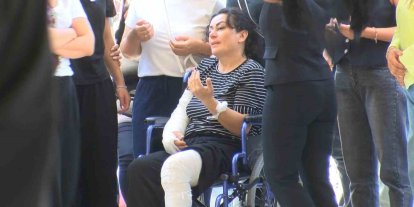 Katledilen baba ve oğlu defnedildi: Anne cenazeye tekerlekli sandalyeyle katıldı