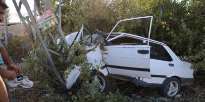 Elektrik direğine çarpan Tofaş hurdaya döndü, sürücü ağır yaralandı
