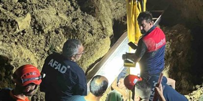 Toprak altında kalan baba oğul kurtarıldı