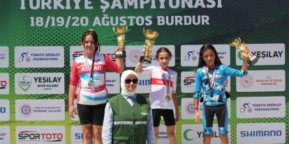 Akhisarlı bisikletçiler Türkiye Şampiyonası’nda kürsüyü doldurdu