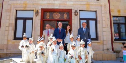 Vali Eldivan sünnet olan çocukları makamında ağırladı