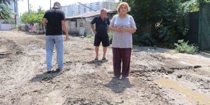 Mahalleliden bozuk yol tepkisi: "Kağnı geçmeye çalışsa geçemez"