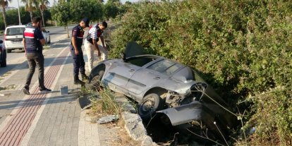 Otomobil yayaya çarpıp şarampole devrildi