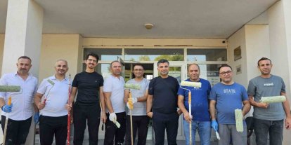 Eğitimciler fırçaları eline aldı, köy okulunu yeni döneme hazırladı