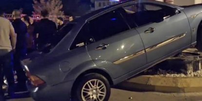 Hisarcık’ta otomobil orta refüje çıktı: Sürücü yaralandı