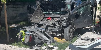 Evin bahçesine uçan araç güvenlik kamerasında