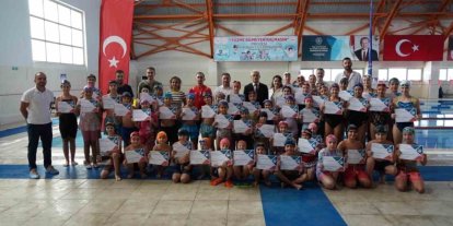 Yaz boyunca kulaç attılar sertifikalarını aldılar