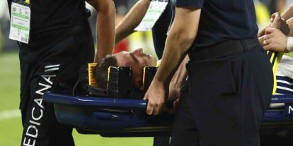 Fenerbahçeli oyuncu Kerem Aktürkoğlu, Konyaspor maçında kafasına aldığı darbe sonucu kafa travması geçirirken, kontrol amacıyla hastaneye götürüldü.