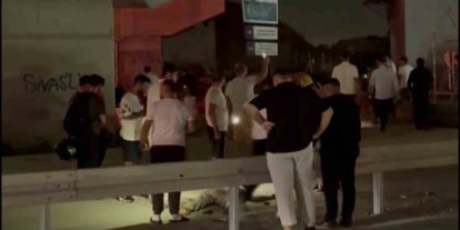 Direksiyon hakimiyetini kaybeden motosiklet sürücüsü bariyere çarparak ağır yaralandı
