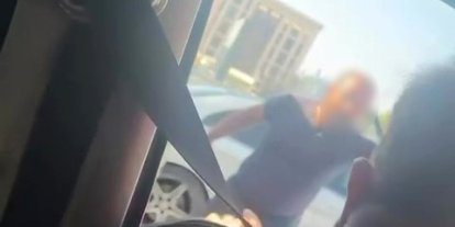 Minibüs şoförü ile otomobil sürücüsü arasındaki gerginlik kamerada