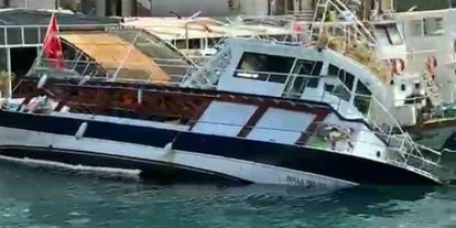 Akyaka’da tur teknesi su alarak yan yattı