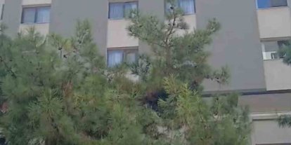 Öğretmenevi duvarından kopan beton parçaları korkuttu