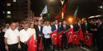 Ahlat’ta Malazgirt Zaferi’nin 955. yılı dolayısıyla fener alayı ve bayrak yürüyüşü yapıldı