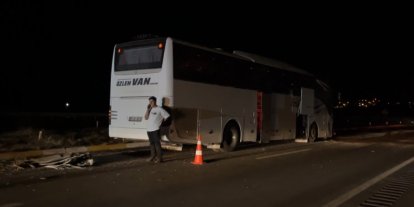 Sivas’ta yolcu otobüsü otomobil ile çarpıştı: 2 yaralı