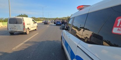 Alev alan otomobil zeytinlik alana sıçramadan söndürüldü