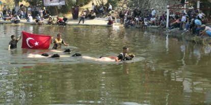 8 asırlık Çal Sudan Koyun Geçirme festivali yoğun katılımla gerçekleşti
