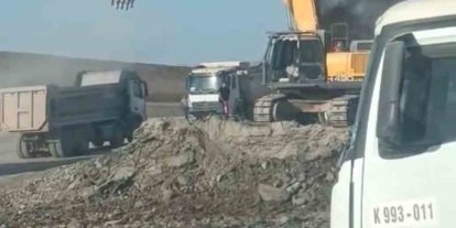 Siirt’te demir yolu inşaatında iş makinesi yandı