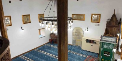 Şavşat’ta tarihi cami Osmanlı tarzı hatlarla bezendi
