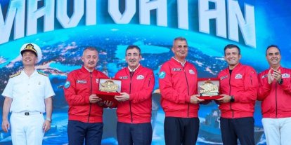 Gölcük Belediye Başkanı Sezer’e TEKNOFEST Mavi Vatan’da plaket takdim edildi