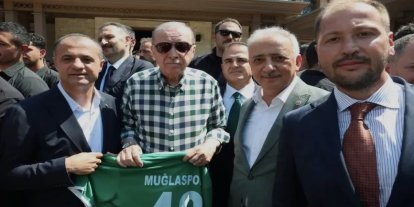 Cumhurbaşkanı Erdoğan’a Muğlaspor forması takdim edildi