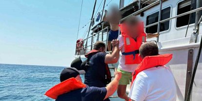 Karaya oturan gezi teknesindeki 11 kişi Sahil Güvenlik tarafından kurtarıldı